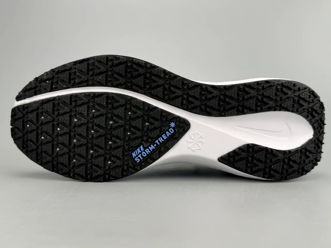 Nike Chaussures de running avec tige en mesh bleu et or et superposition synthétique, doublure imperméable GORE-TEX 8