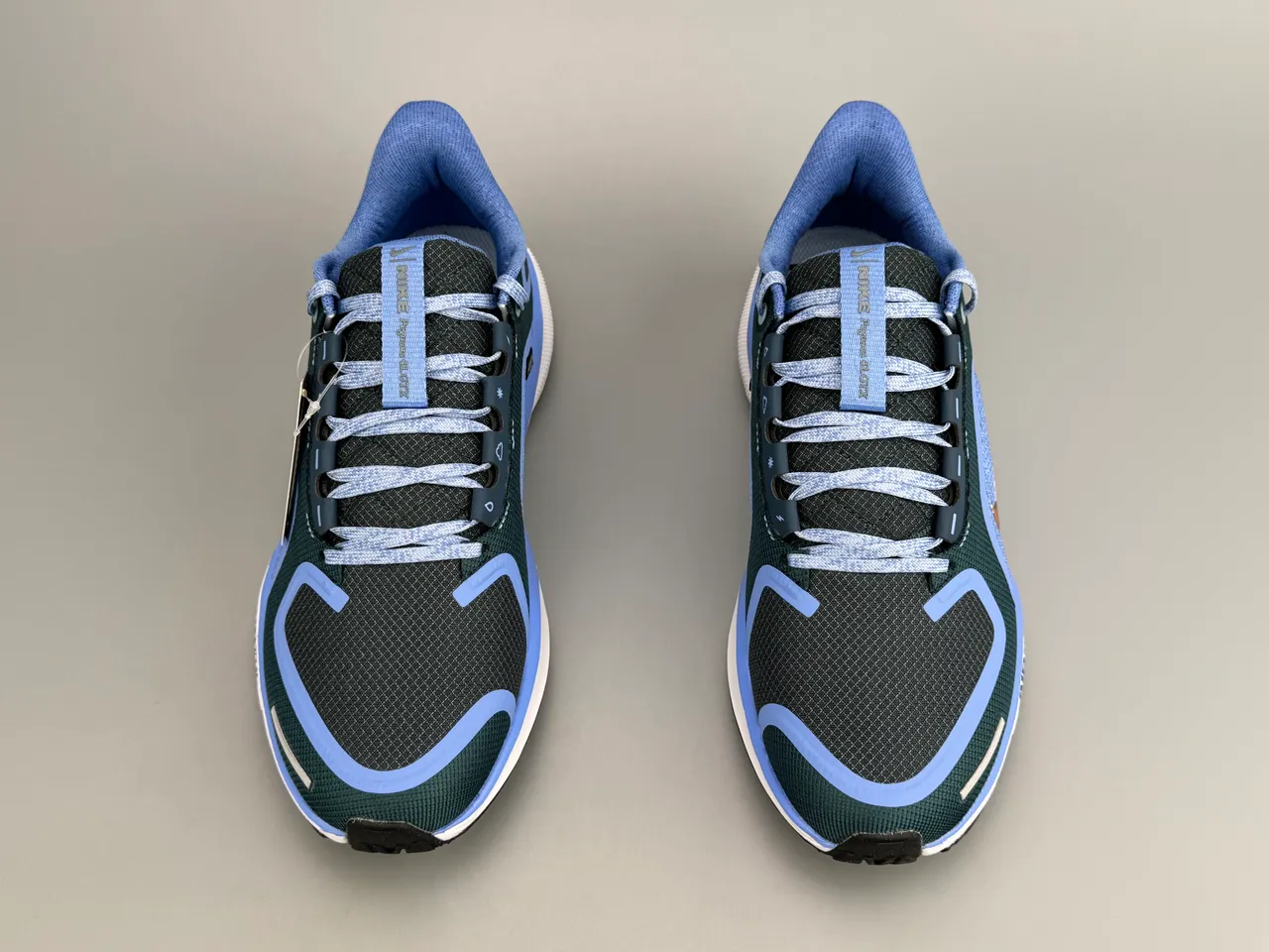 Nike Chaussures de running avec tige en mesh bleu et or et superposition synthétique, doublure imperméable GORE-TEX 9