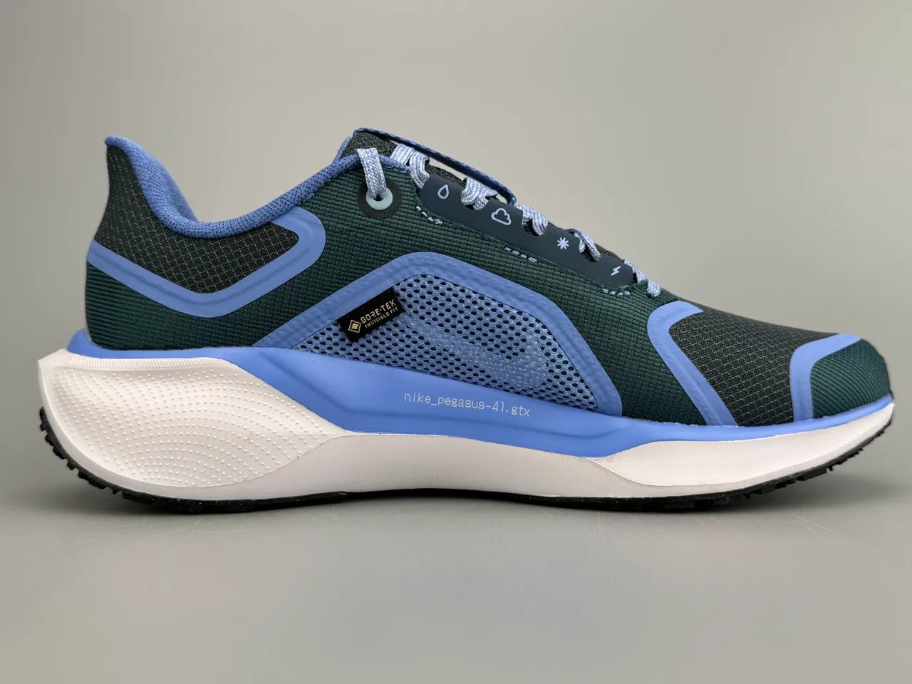 Nike Chaussures de running avec tige en mesh bleu et or et superposition synthétique, doublure imperméable GORE-TEX 10