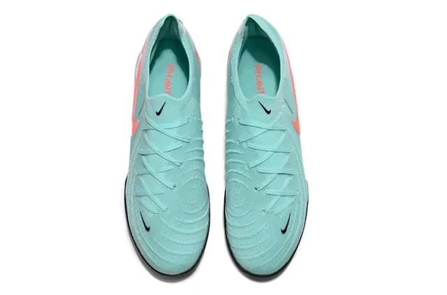Chaussures de football Nike bleu et orange avec upper en knit et semelle turf 2