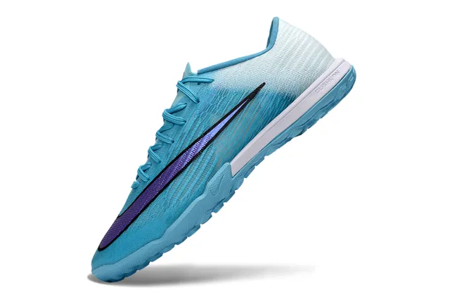 Nike Chaussures de football turf upper Flyknit dégradé bleu violet Swoosh iridescent 3