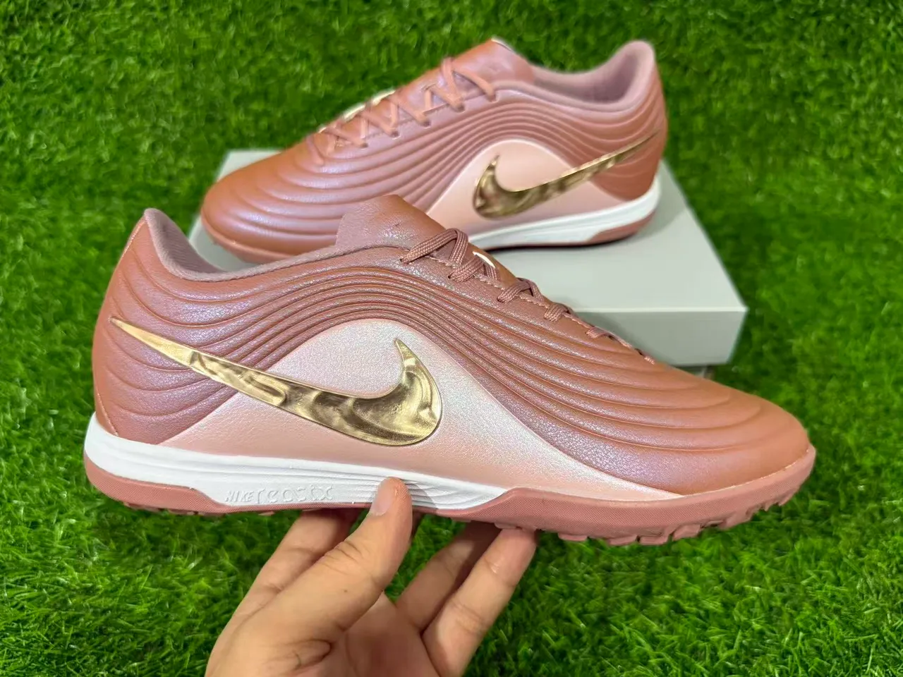 Nike Marrom Dourado Low-Cut Superior Sintético Revestimentos Texturizados com Onda para Sapatos de Futebol de Grama Artificial 9