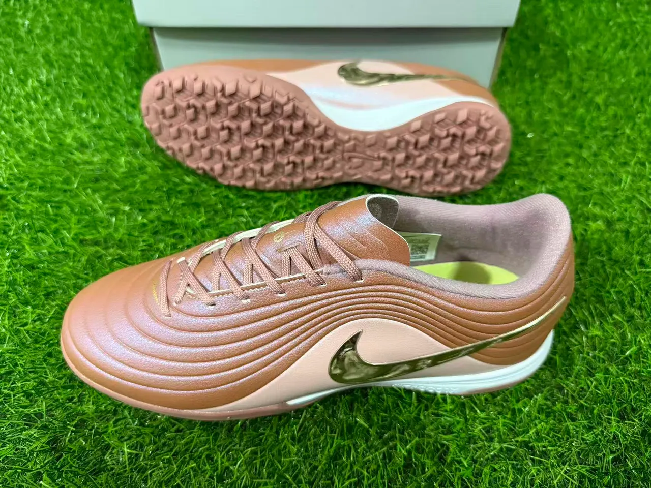 Nike Marrom Dourado Low-Cut Superior Sintético Revestimentos Texturizados com Onda para Sapatos de Futebol de Grama Artificial 10