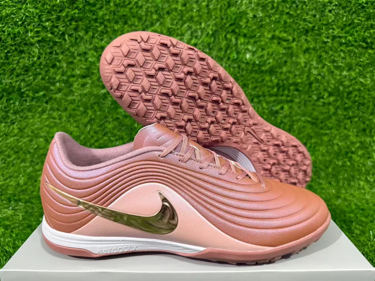 Nike Marrom Dourado Low-Cut Superior Sintético Revestimentos Texturizados com Onda para Sapatos de Futebol de Grama Artificial 11