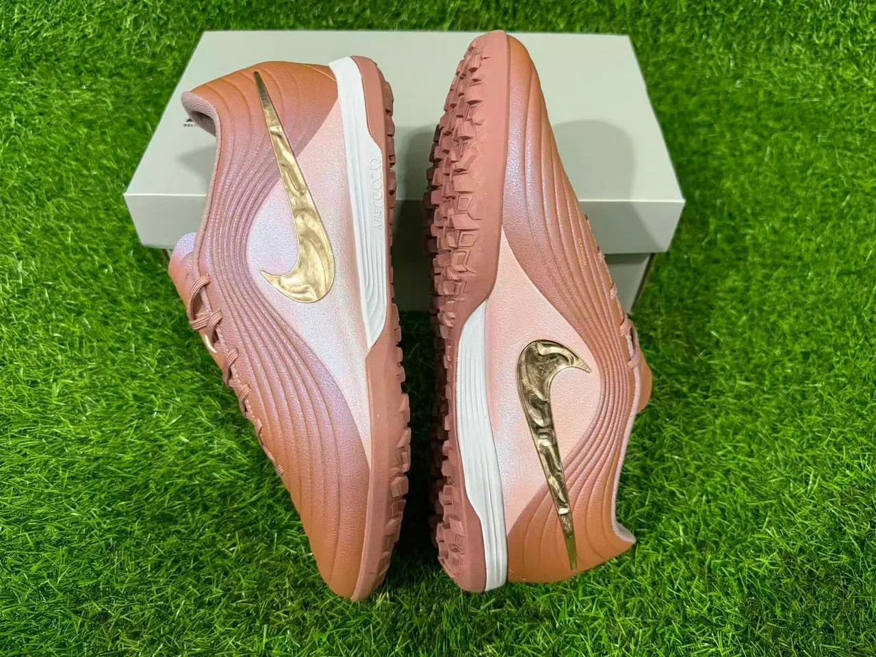 Nike Marrom Dourado Low-Cut Superior Sintético Revestimentos Texturizados com Onda para Sapatos de Futebol de Grama Artificial 12