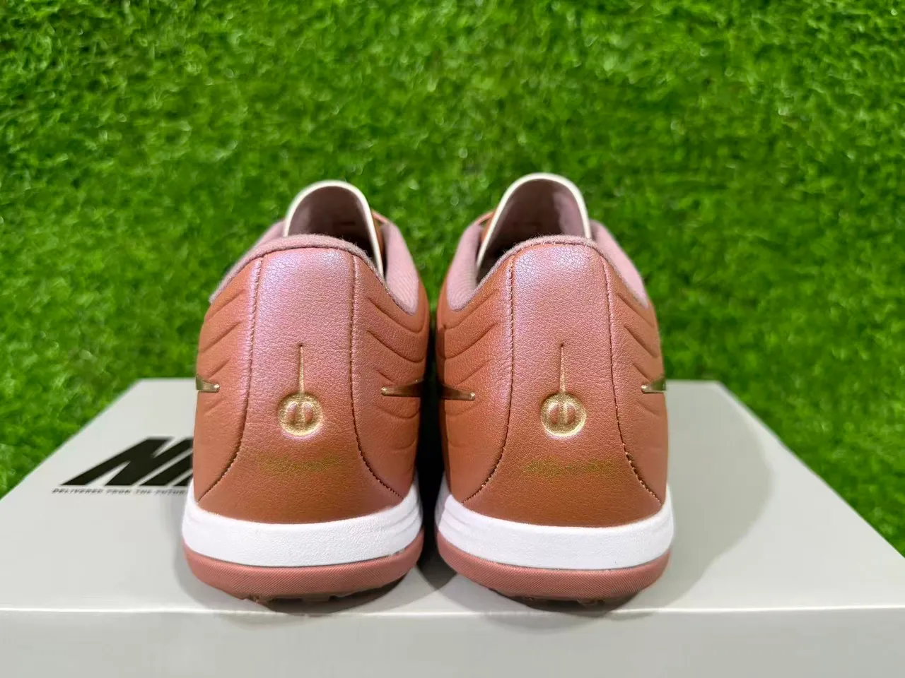 Nike Marrom Dourado Low-Cut Superior Sintético Revestimentos Texturizados com Onda para Sapatos de Futebol de Grama Artificial 13