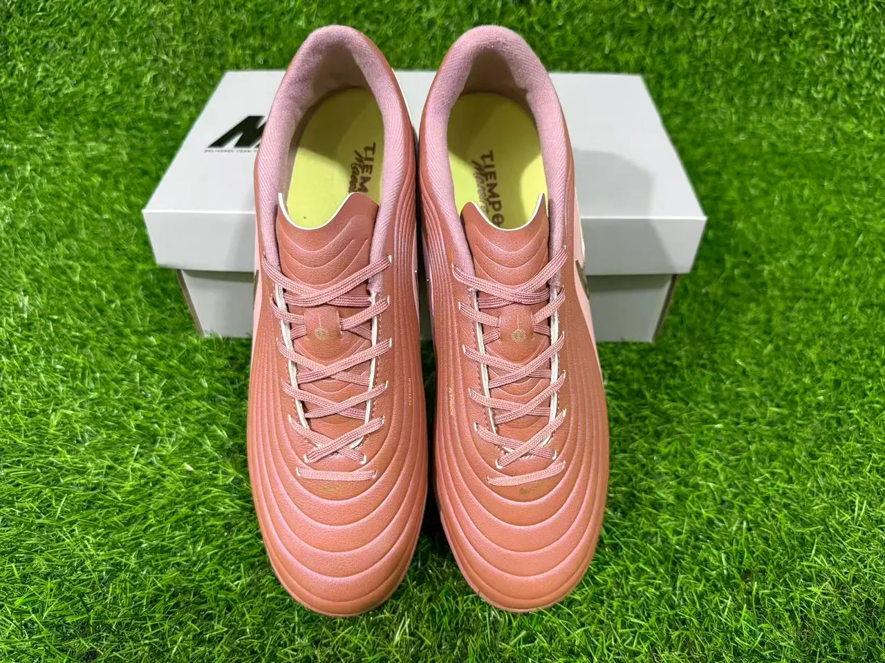 Nike Marrom Dourado Low-Cut Superior Sintético Revestimentos Texturizados com Onda para Sapatos de Futebol de Grama Artificial 14