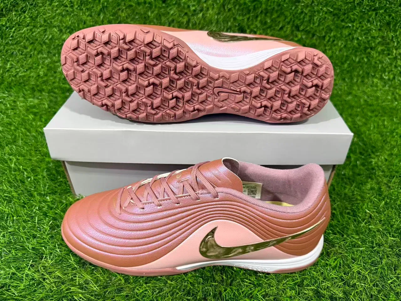 Nike Marrom Dourado Low-Cut Superior Sintético Revestimentos Texturizados com Onda para Sapatos de Futebol de Grama Artificial 15