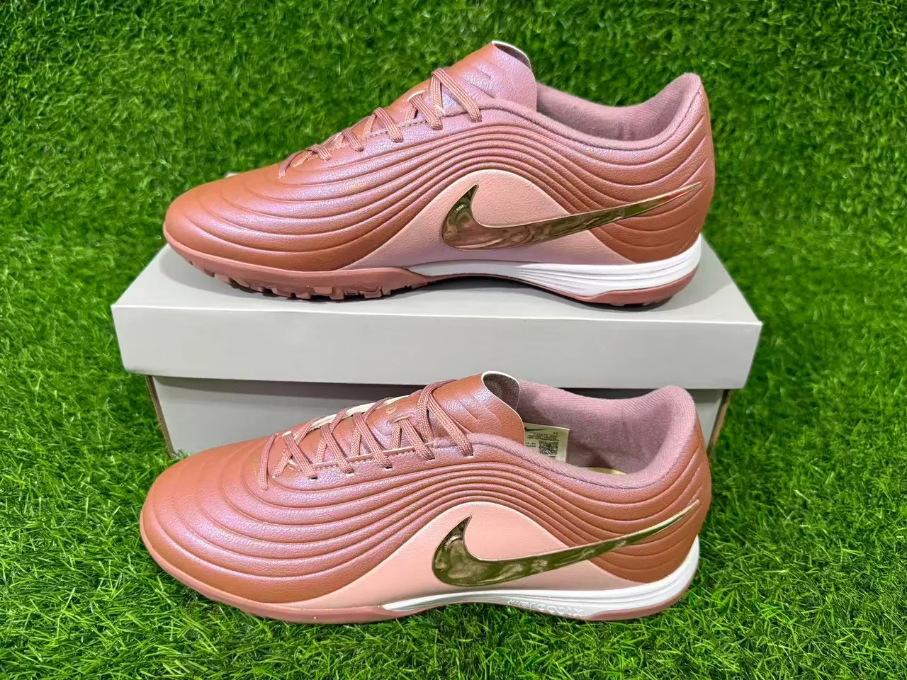 Nike Marrom Dourado Low-Cut Superior Sintético Revestimentos Texturizados com Onda para Sapatos de Futebol de Grama Artificial 16