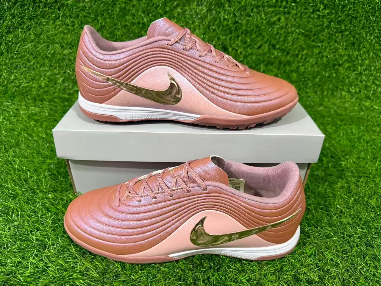 Nike Marrom Dourado Low-Cut Superior Sintético Revestimentos Texturizados com Onda para Sapatos de Futebol de Grama Artificial 17