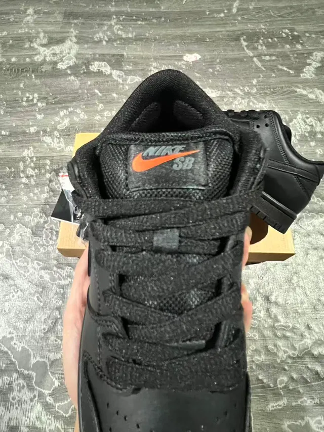 Nike Dunk Low 全黑滑板鞋 4