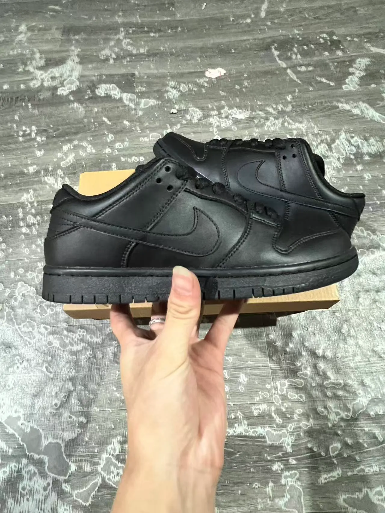 Nike Dunk Low 全黑滑板鞋 7