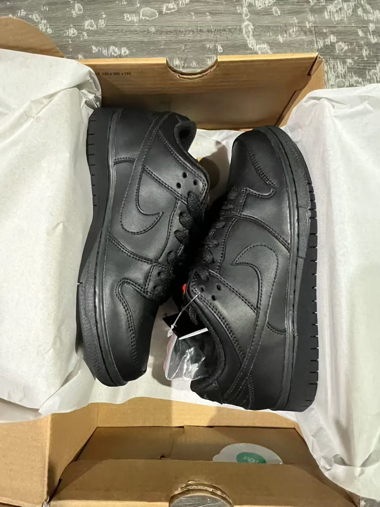 Nike Dunk Low 全黑滑板鞋 9