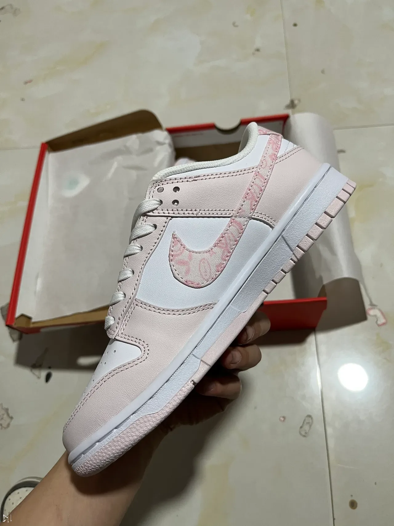 Nike Dunk Low Chaussures Lifestyle Rose avec Swoosh Motif 4