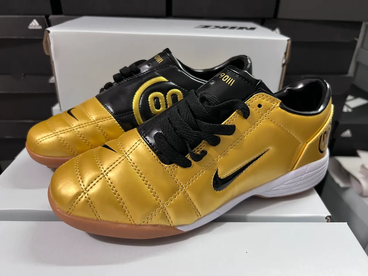 Nike Gold Black Metallic Quilted Upper Swoosh And Laces Indoor Soccer Shoes 7