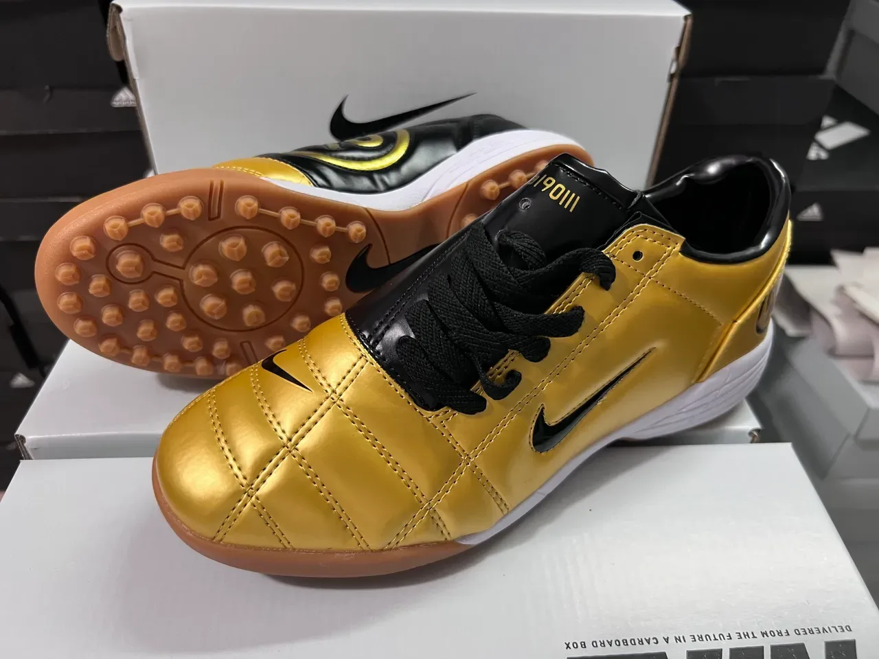 Nike Gold Black Metallic Quilted Upper Swoosh And Laces Indoor Soccer Shoes 8