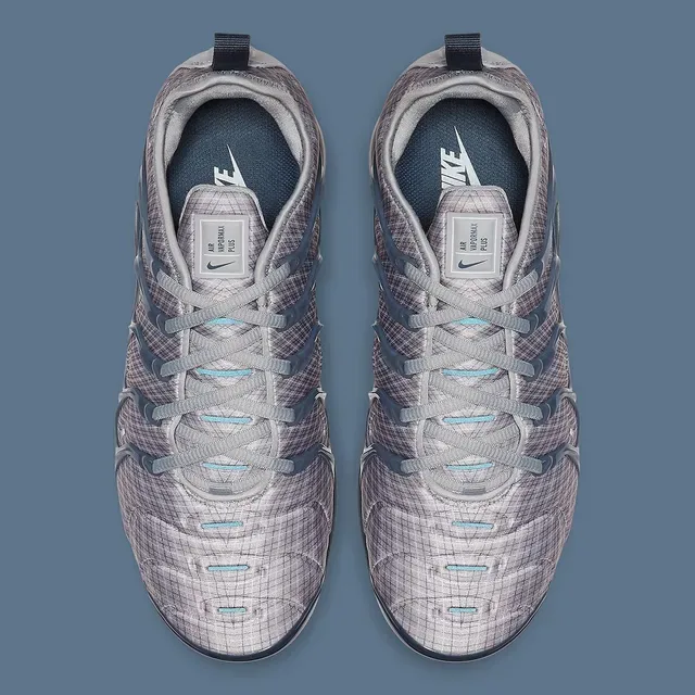 Nike Gray Blue Grid-Textured Mesh Upper Wavy Translucent TPU Cage Lifestyle Sneakers 2