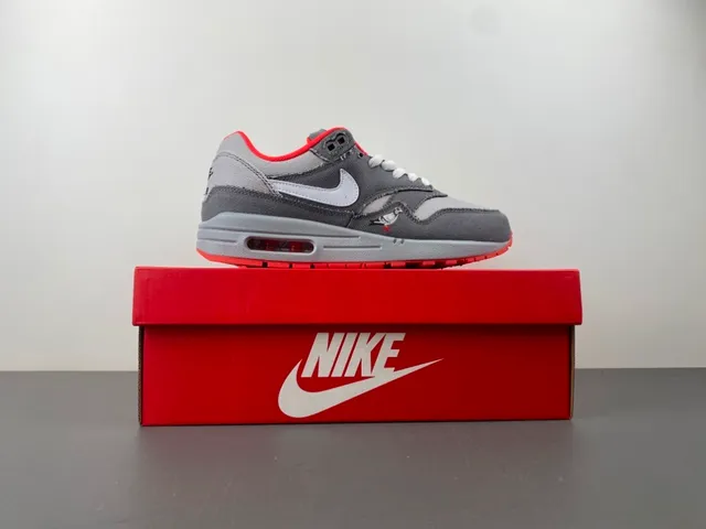 Nike Gray Red Low-Top Textile Upper Lifestyle Sneakers 15