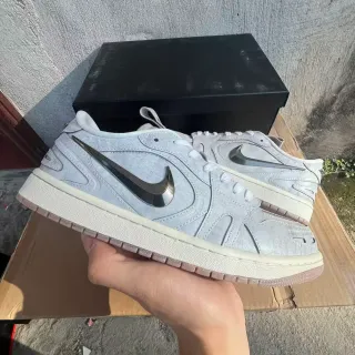 Nike 灰白低帮金属 Swoosh 生活方式运动鞋