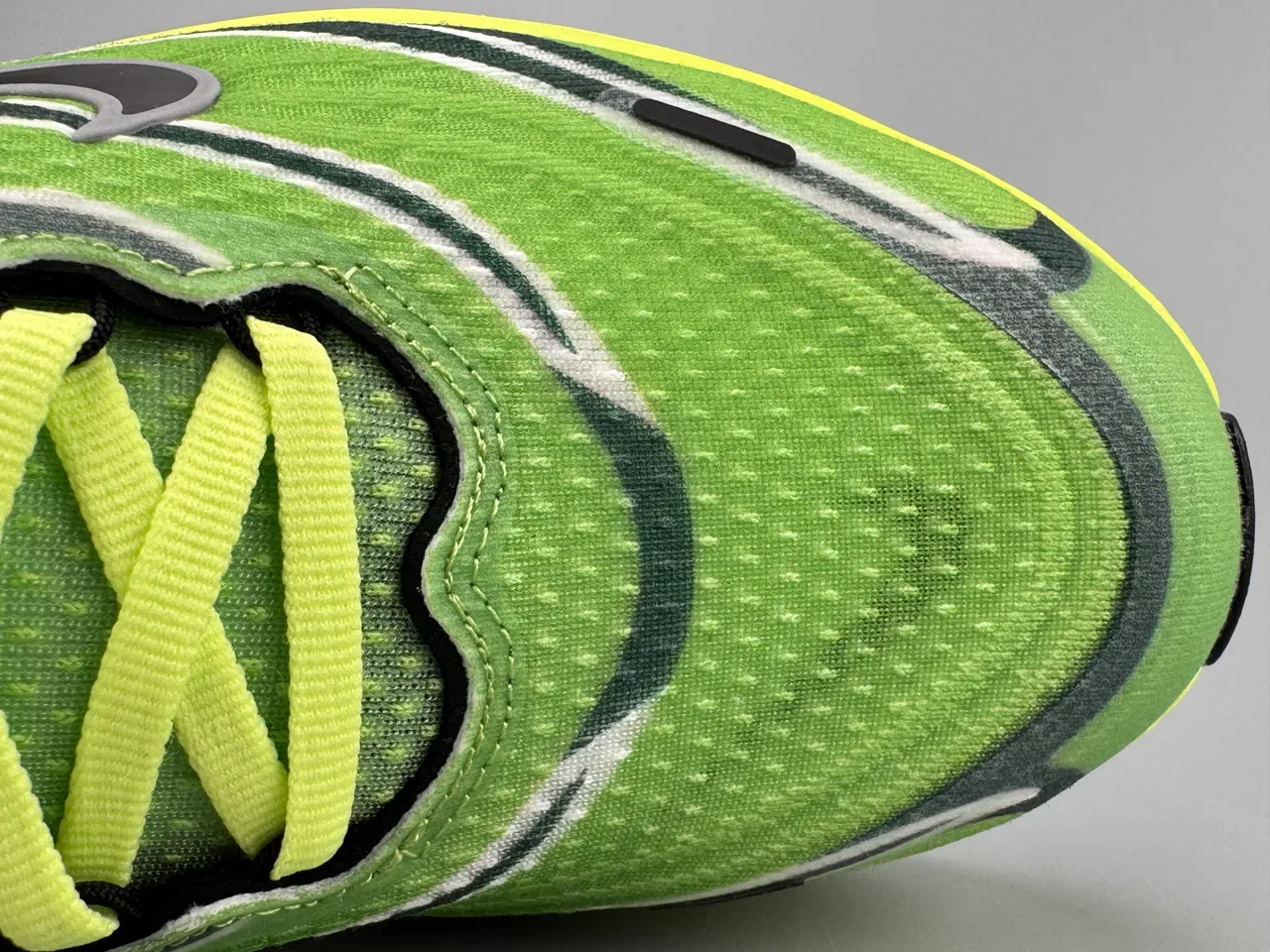 Nike Green Yellow Engineered Mesh Upper Wave-Patterned Overlays Running Shoes 2