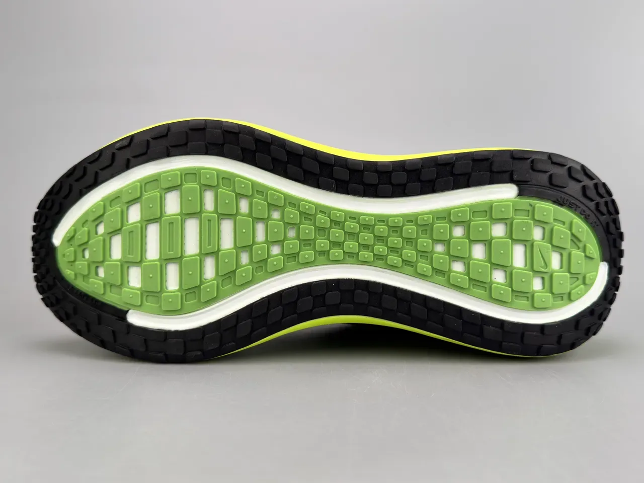 Nike Green Yellow Engineered Mesh Upper Wave-Patterned Overlays Running Shoes 8