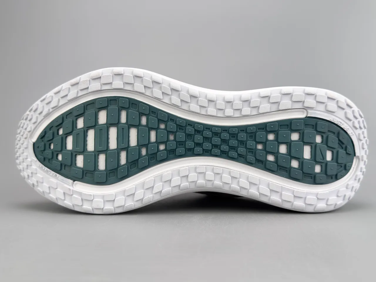 Nike Invincible Run White Pink Engineered Knit Upper Translucent Wave Midsole Running Shoes 8