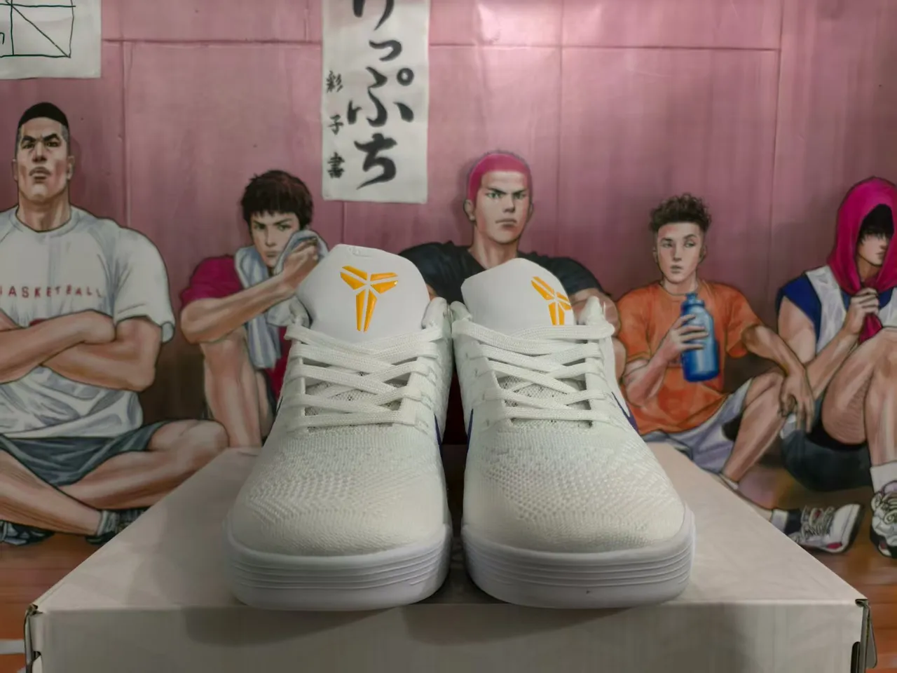 Nike Kobe A.D. blanches violettes jaunes chaussures de basket 2