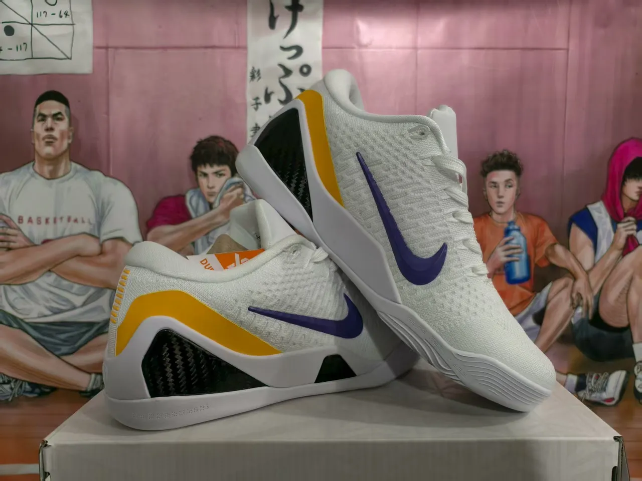 Nike Kobe A.D. blanches violettes jaunes chaussures de basket 4