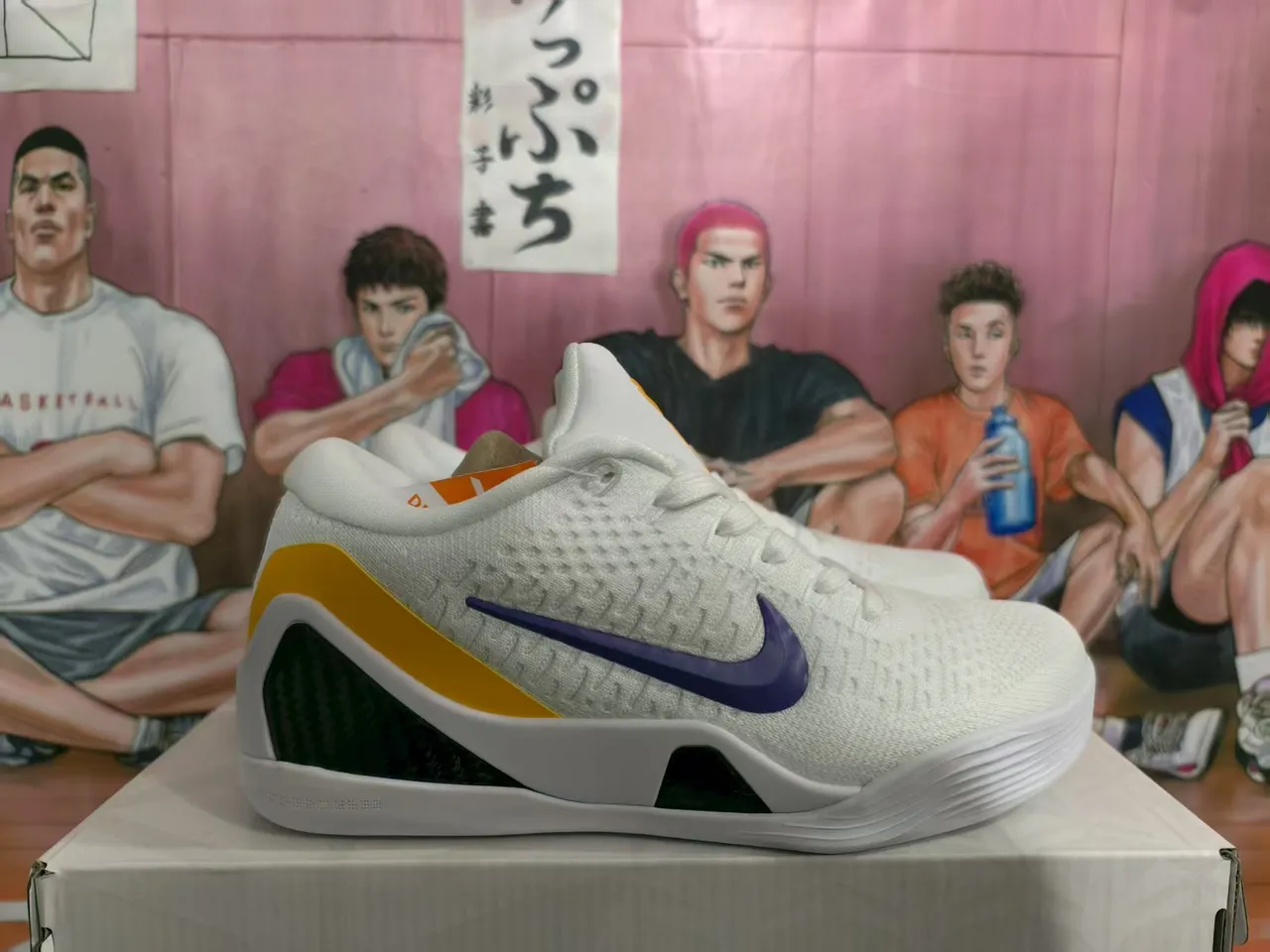 Nike Kobe A.D. blanches violettes jaunes chaussures de basket 5