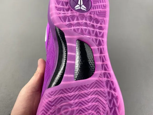 Nike Kobe 紫白针织低帮篮球鞋 10