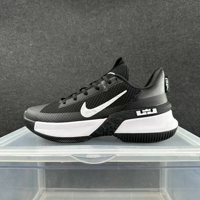 Nike LeBron Witness Preto e Branco Malha e Sintético Parte Superior Sapatos de Basquete 2
