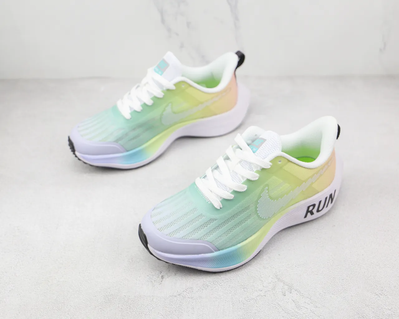 Nike Multicolor Gradient Mesh Upper Sculpted Foam Midsole Running Shoes 7