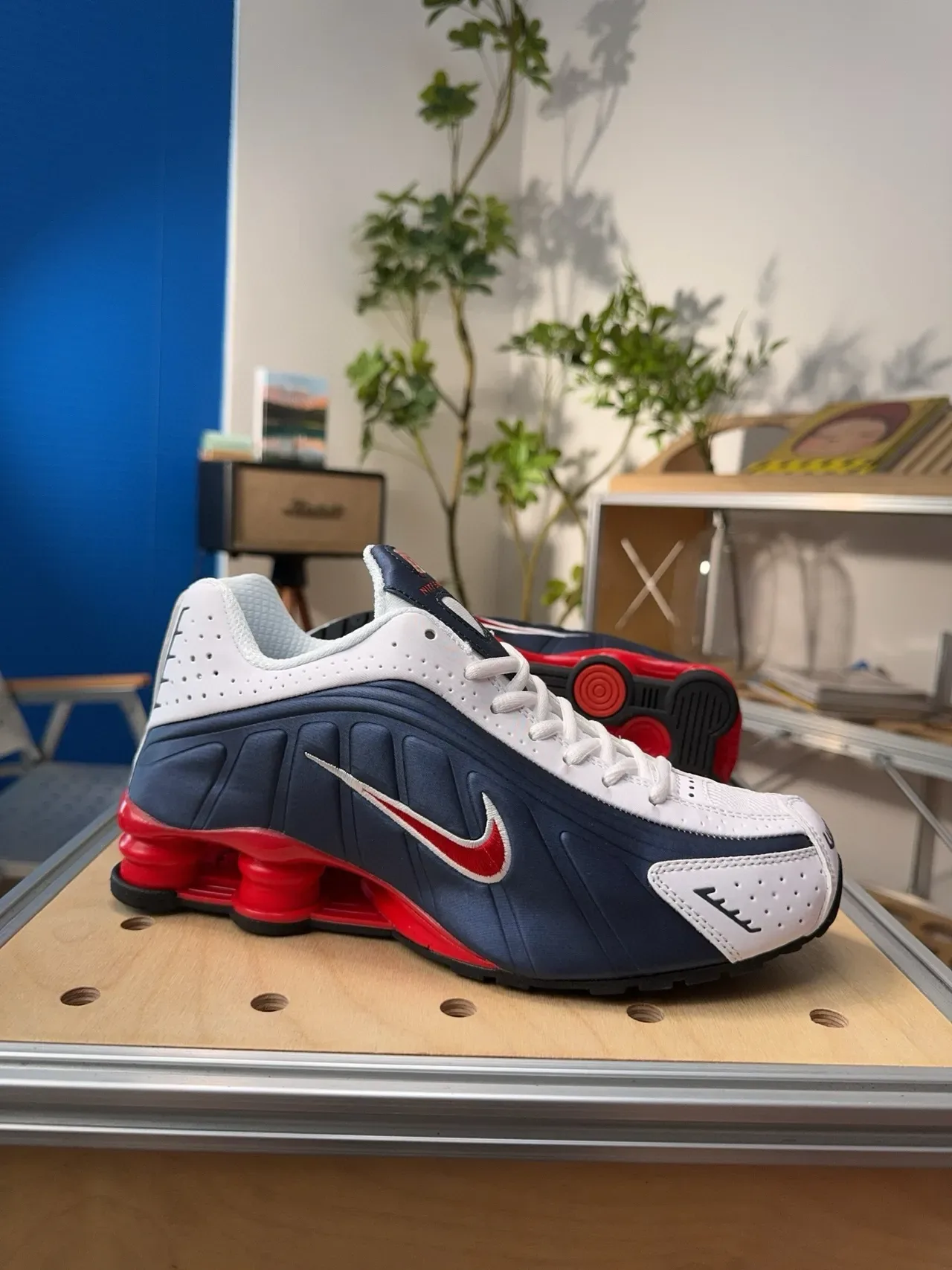 Zapatillas Lifestyle Nike Navy Red Shox Sistema de Amortiguación Upper Perforado 2