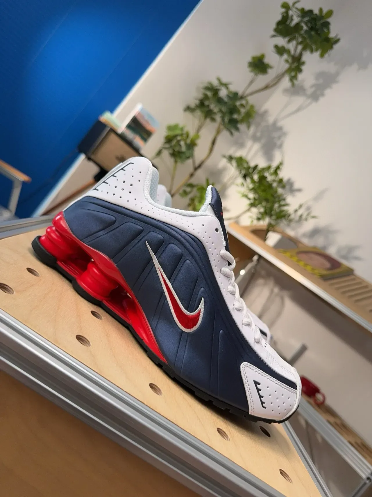 Zapatillas Lifestyle Nike Navy Red Shox Sistema de Amortiguación Upper Perforado 3