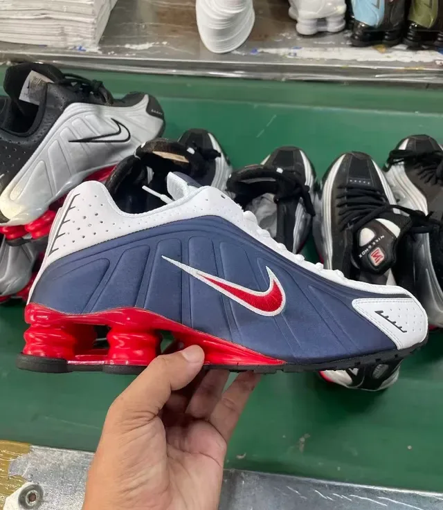 Zapatillas Lifestyle Nike Navy Red Shox Sistema de Amortiguación Upper Perforado 7