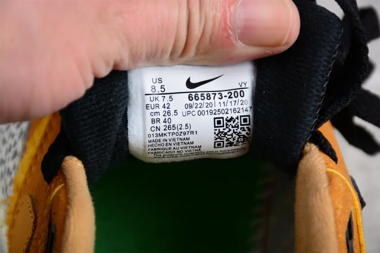 Nike Tênis Lifestyle Low-Top de Camurça com Overlay Speckled em Laranja Bege 3