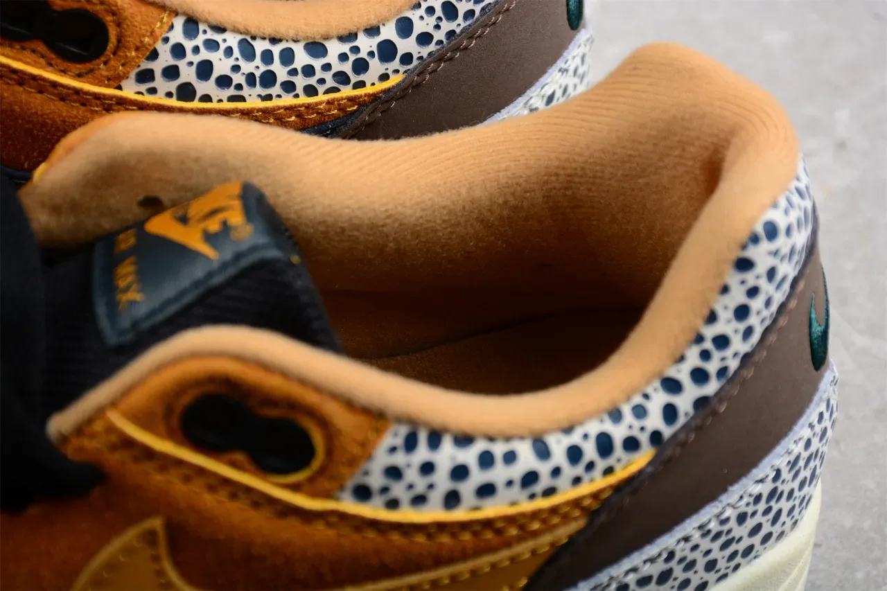 Nike Tênis Lifestyle Low-Top de Camurça com Overlay Speckled em Laranja Bege 7