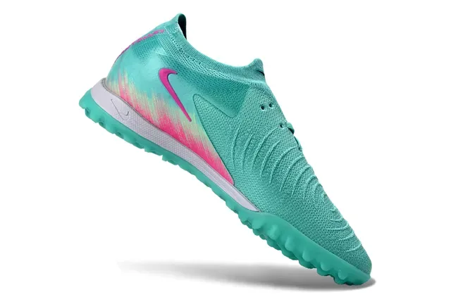 Nike Phantom GT Chaussures de football Turf upper knit bleu rose avec Swoosh gradient 2
