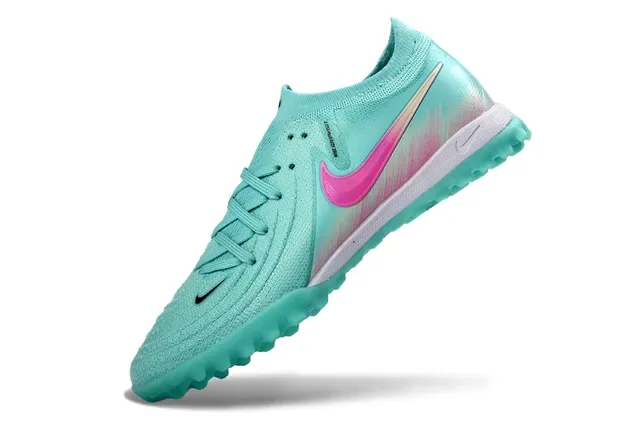 Nike Phantom GT Chaussures de football Turf upper knit bleu rose avec Swoosh gradient 3