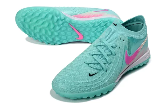Nike Phantom GT Chaussures de football Turf upper knit bleu rose avec Swoosh gradient 4