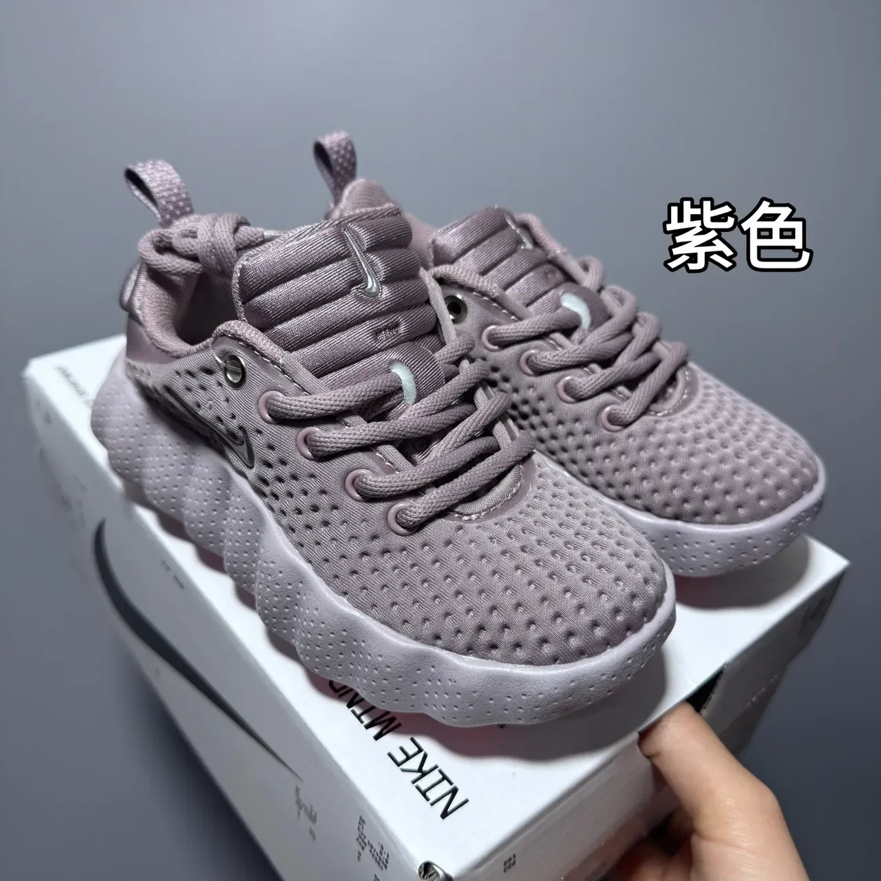 Nike Sneakers Lifestyle Violet Gris Maille Perforée Partie Supérieure Sculptée Ondulée Semelle Médiane 2