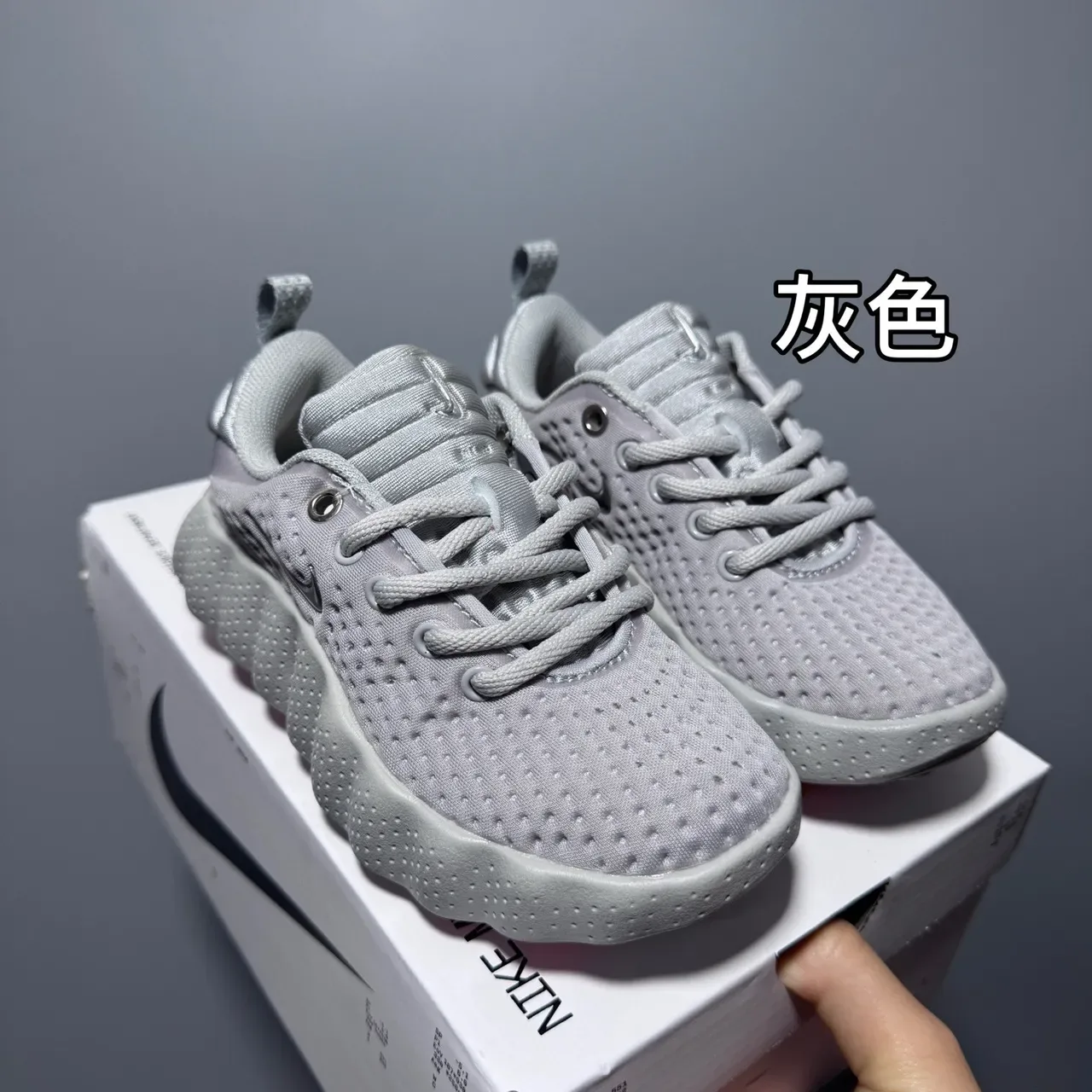 Nike Sneakers Lifestyle Violet Gris Maille Perforée Partie Supérieure Sculptée Ondulée Semelle Médiane 5