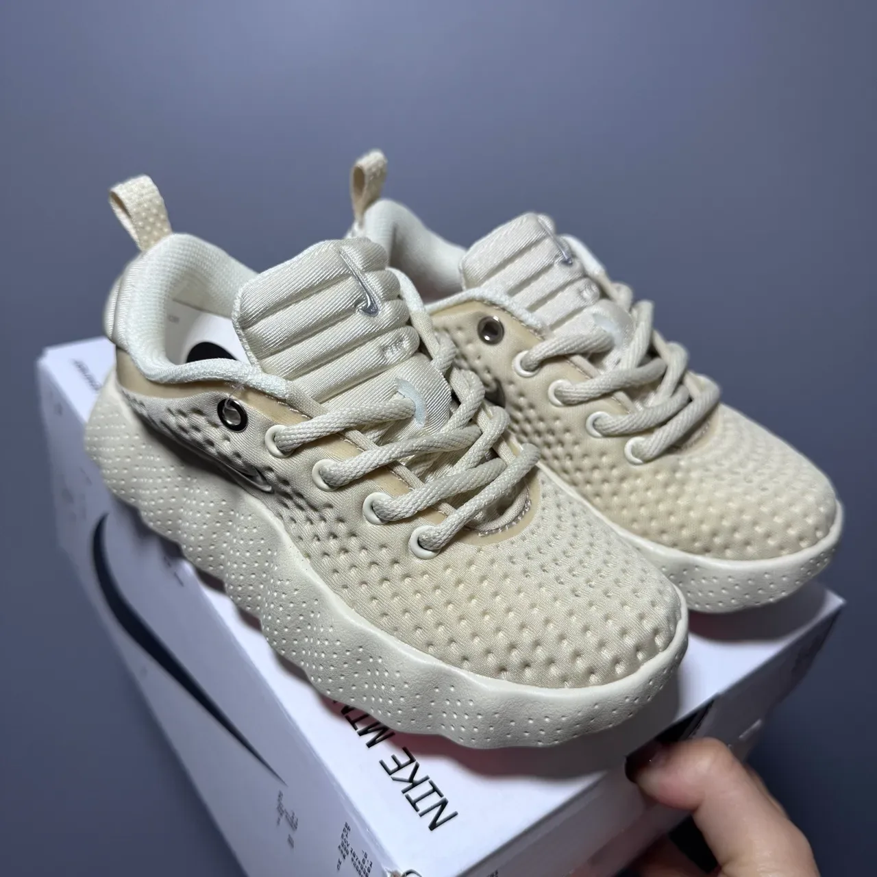 Nike Sneakers Lifestyle Violet Gris Maille Perforée Partie Supérieure Sculptée Ondulée Semelle Médiane 7