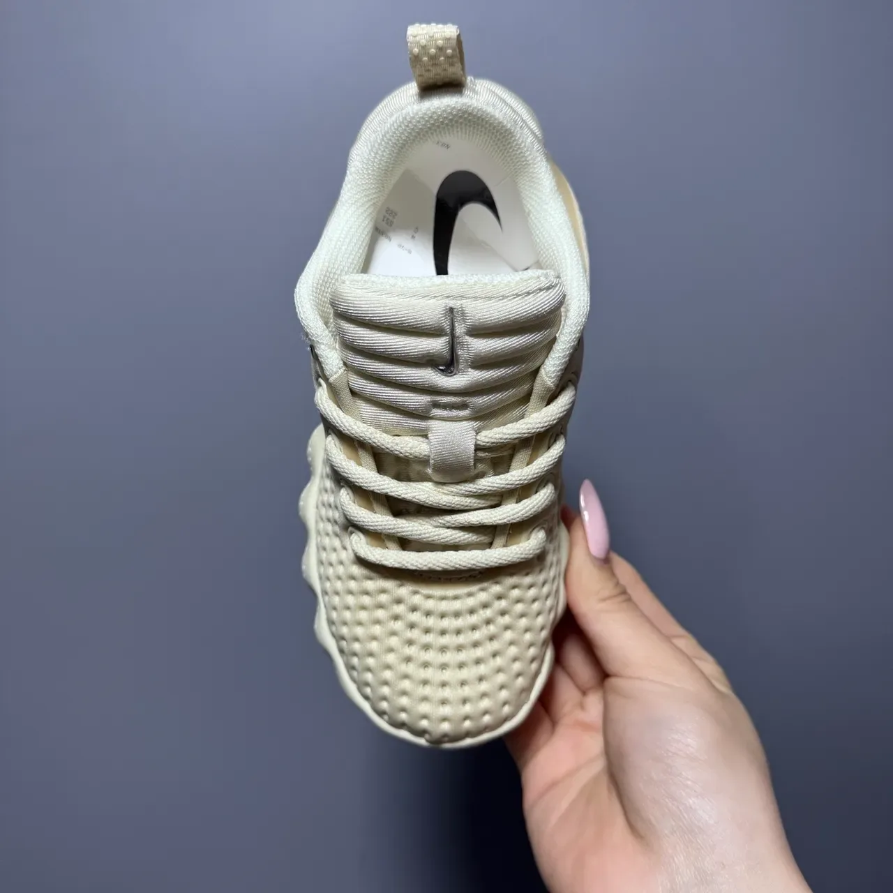 Nike Sneakers Lifestyle Violet Gris Maille Perforée Partie Supérieure Sculptée Ondulée Semelle Médiane 13