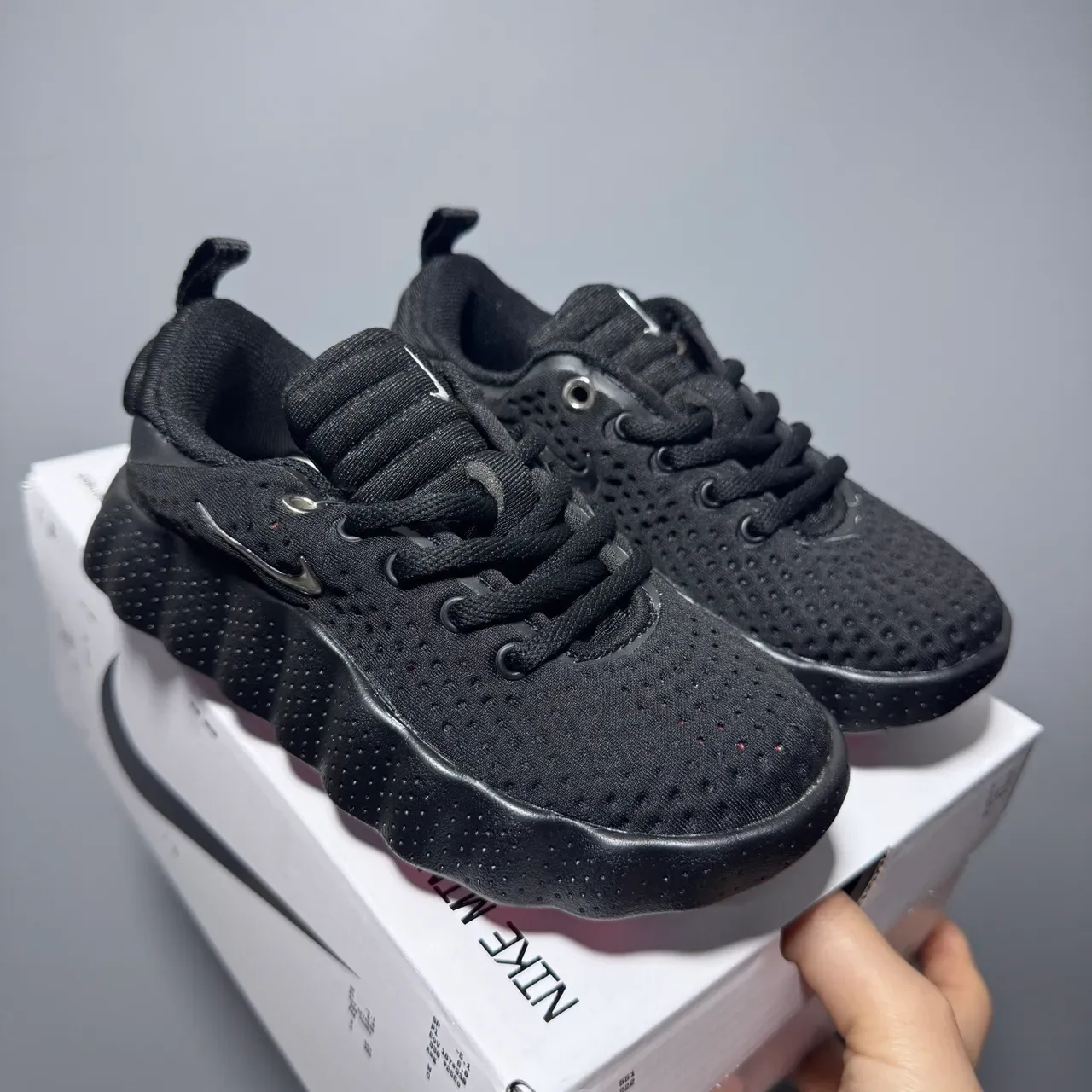 Nike Sneakers Lifestyle Violet Gris Maille Perforée Partie Supérieure Sculptée Ondulée Semelle Médiane 16