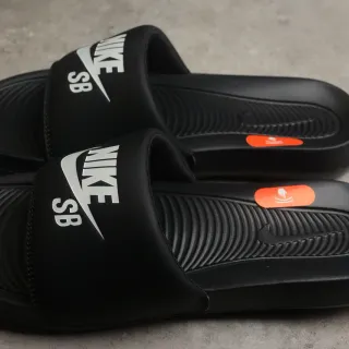 Nike SB Slide काला सफेद मोल्डेड रबर एक चौड़ी पट्टी स्लिपर्स