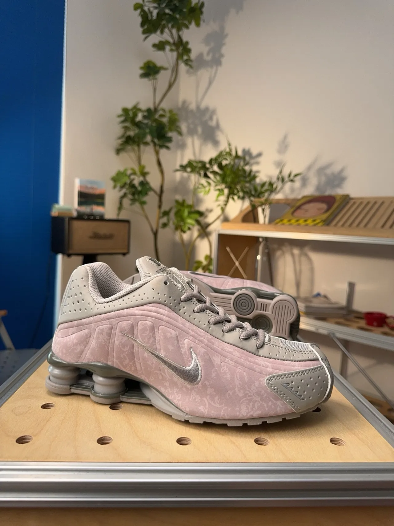 Nike Shox Pink Gray Low-Top Column Cushioning Lifestyle Sneakers 2
