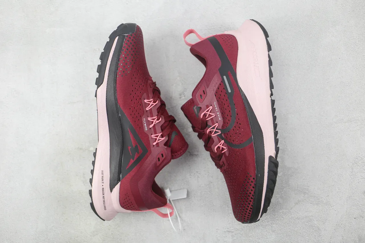 Chaussures de running Nike Trail Burgundy Pink tige en maille ingénierée overlays synthétiques noirs 2