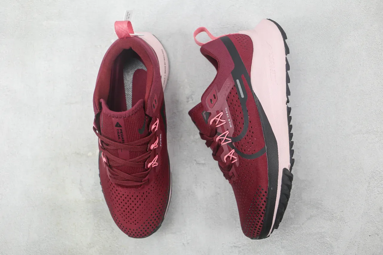 Chaussures de running Nike Trail Burgundy Pink tige en maille ingénierée overlays synthétiques noirs 3