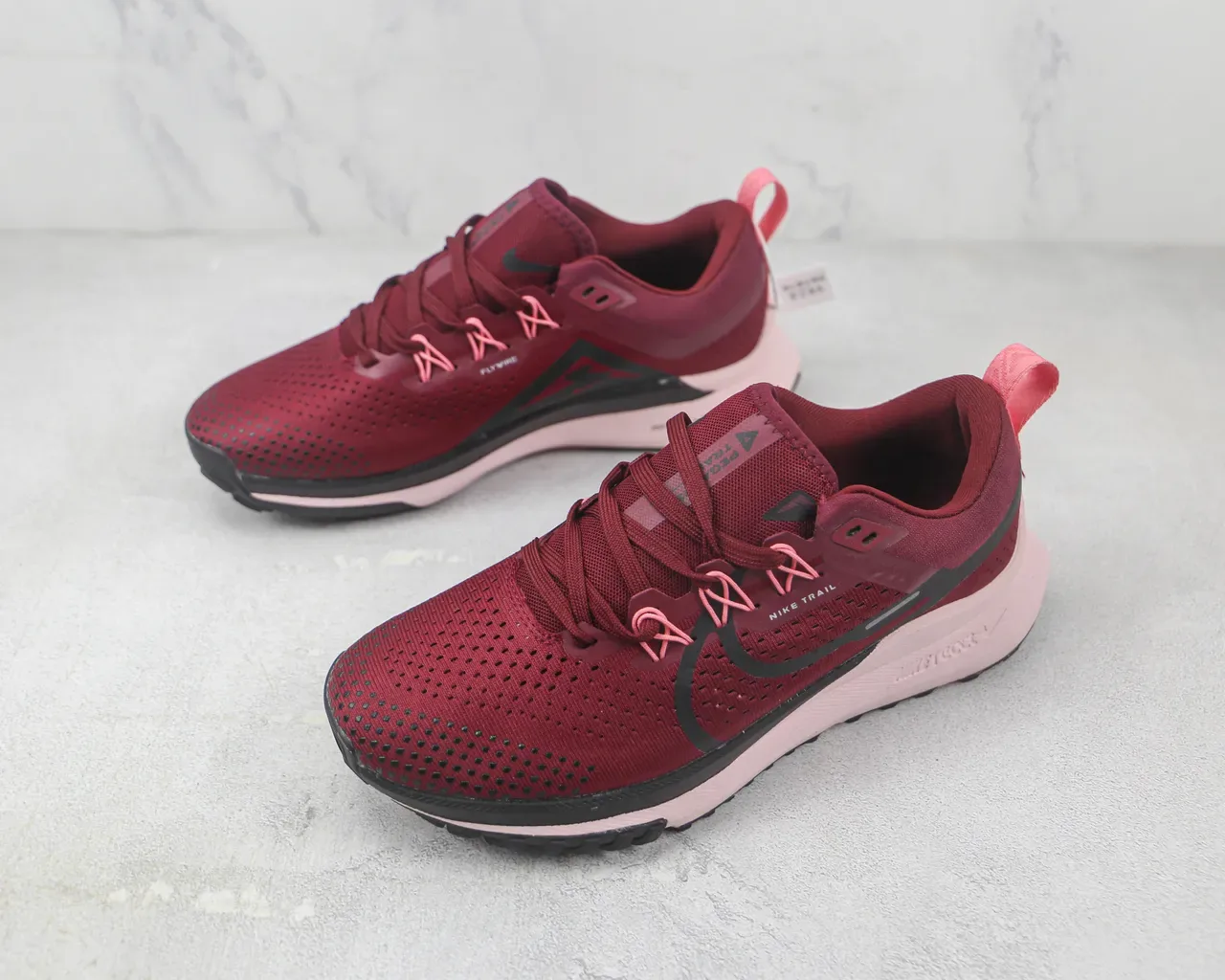 Chaussures de running Nike Trail Burgundy Pink tige en maille ingénierée overlays synthétiques noirs 4